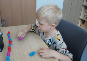 Julek układa sekwencje kolorów