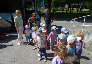 Dzieci przed schroniskiem w Radomsku