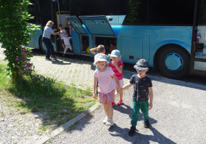 Dzieci wychodza z autobusu
