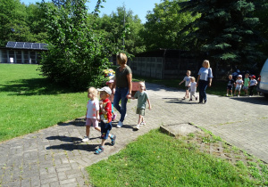 Dzieci zwiedzają schronisko dla zwierząt