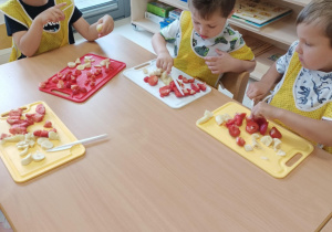Huber, Wojtuś i Oliwer kroją owoce do sałatki