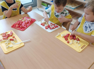 Projekt edukacyjny "Kolorowa Kuchnia-zdrowe jedzenie dla małych odkrywców - LATO"