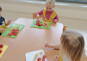 Hania, Julia i Julek przygotowują sałatkę