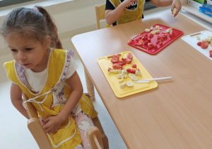 Oliwier i Gaja przygotowują sałatkę