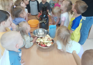 Nauczyciel wyjaśnia z jakich owoców bedzie przygotowany sok