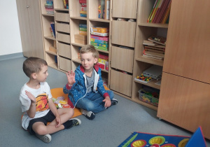 Chłopcy przybijają piątkę