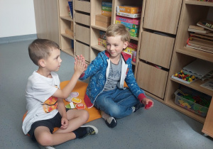 Chłopcy po skończonym zadaniu