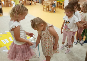 Iga częstuje cukierkami
