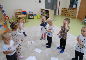 Dzieci udają, że robią zdjęcia.