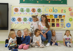 Dzieci pozują z panią do zdjęcia.