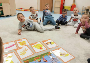 Dzieci oglądają karty obrazkowe