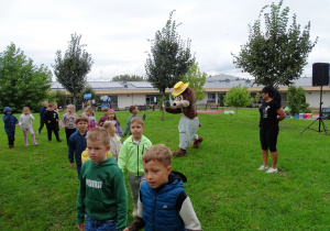 Myszka wita dzieci