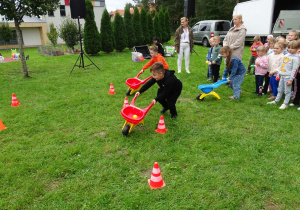 Chłopcy biorą udział w zabawach