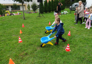 Dzieci z taczką
