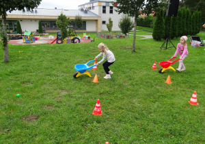 Dziewczynki z taczkami