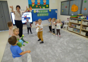 dzieci tanczą