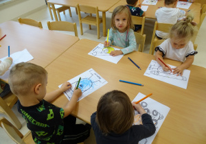 dzieci rysuja