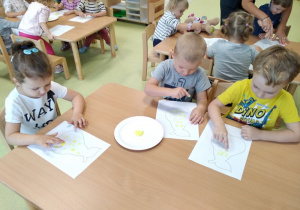 Dzieci malują gruszkę.