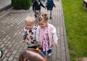 Dzieci idą para za parą.
