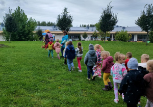 Dzieci idą do sali