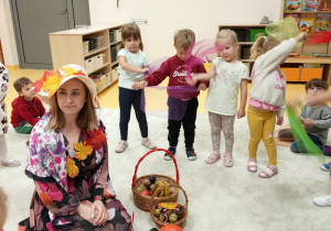 Dzieci witają Panią Jesień piosenką