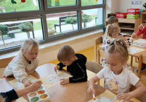 Dzieci wykonują pracę plastyczną