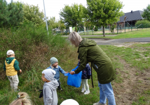 dzieci zbierają śmieci