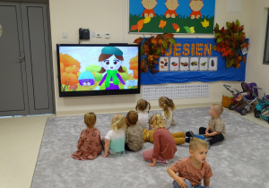 dzieci oglądają film edukacyjny
