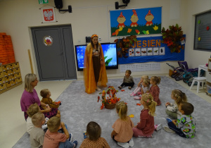 pani jesień wita dzieci