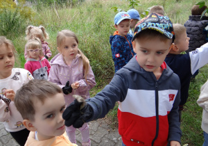 07 Chłopiec pokazuje znalezione odpady