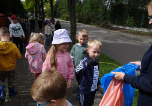 08 Chólpiec wkłada odpady do worka