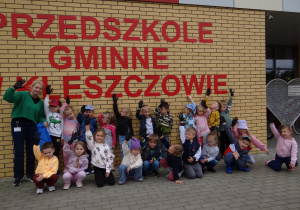 19 Wspólne zdjęcie dzieci z panią