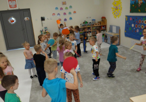 04 Dzieci podnoszą Kropkę do góry