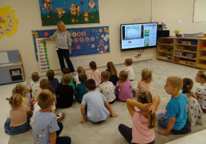 08 Pani pokazuje dzieciom Kropkę na tablicy