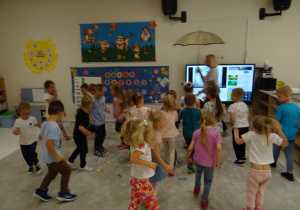 18 Dzieci tańczą do muzyki