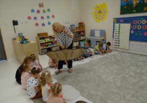 25 Dzieci otrzymują Kropki na dywanik