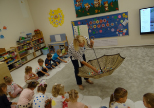 26 Dzieci otrzymują Kropki na dywanik