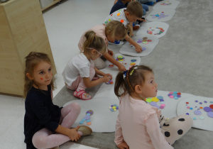 37 Dzieci z wytworami pracy i wyobraźni