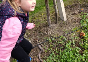 02 Blanusia przypomniała dzieciom skąd jabłonie biorą wodę