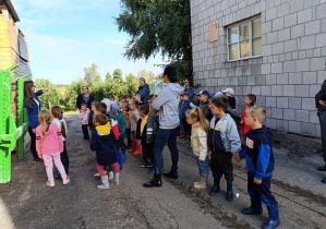 09 Dzieci oglądają maszyny potrzebne w sadzie