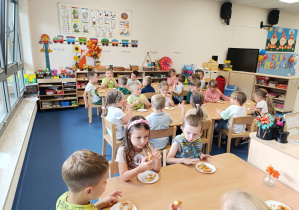 10 Sówki jedzą jabłkowe pyszności