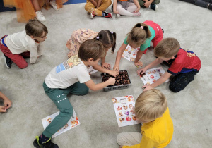 Dzieci grają w bingo