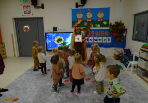 Pani jesień pokazuje polecenie