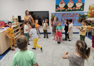 Dzieci pokazują gesty