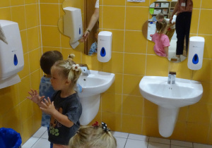 dzieci bawią sie