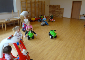 dzieci bawią sie