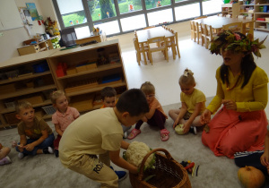 17 Chłopiec wkłada warzywo do koszyka