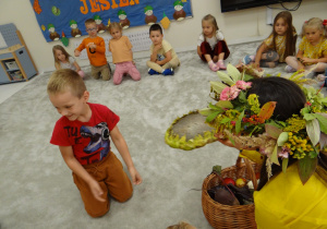 23 Pani Jesień trzyma w ręce słonecznik i o nim opowiada