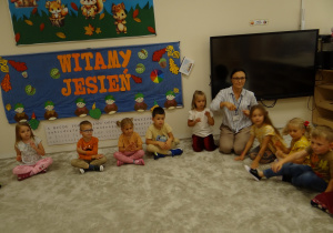 36 Dzieci z panią podczas utworu o jesieni