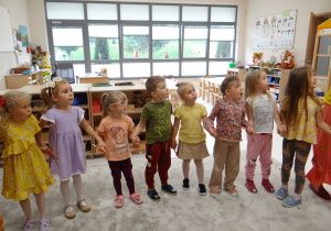 47 Dzieci trzymają się za ręce podczas zabawy w kole